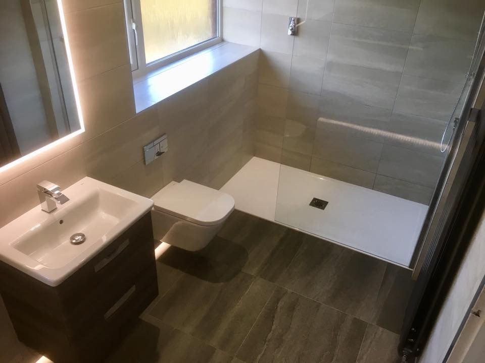 Shower room with walk-in tray